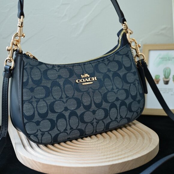 NWT Coach Outlet Teri Shoulder Bag In Signature Chambray - Picture 1 of 9